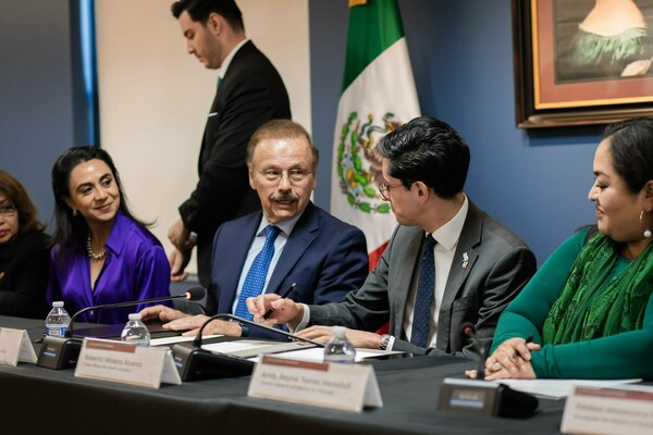 Elvia Yolanda Martínez Cosío, Vanessa Calva Ruiz, Jimmy Gurulé, Roberto Velasco Álvarez, and Ambassador Reyna Torres Mendivil signing the letter of intent last fall.