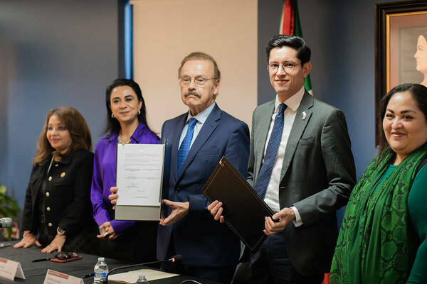 Left to right: Elvia Yolanda Martínez Cosío, Vanessa Calva Ruiz, Jimmy Gurulé, Roberto Velasco Álvarez, and Ambassador Reyna Torres Mendivil after the signing of the letter of intent.